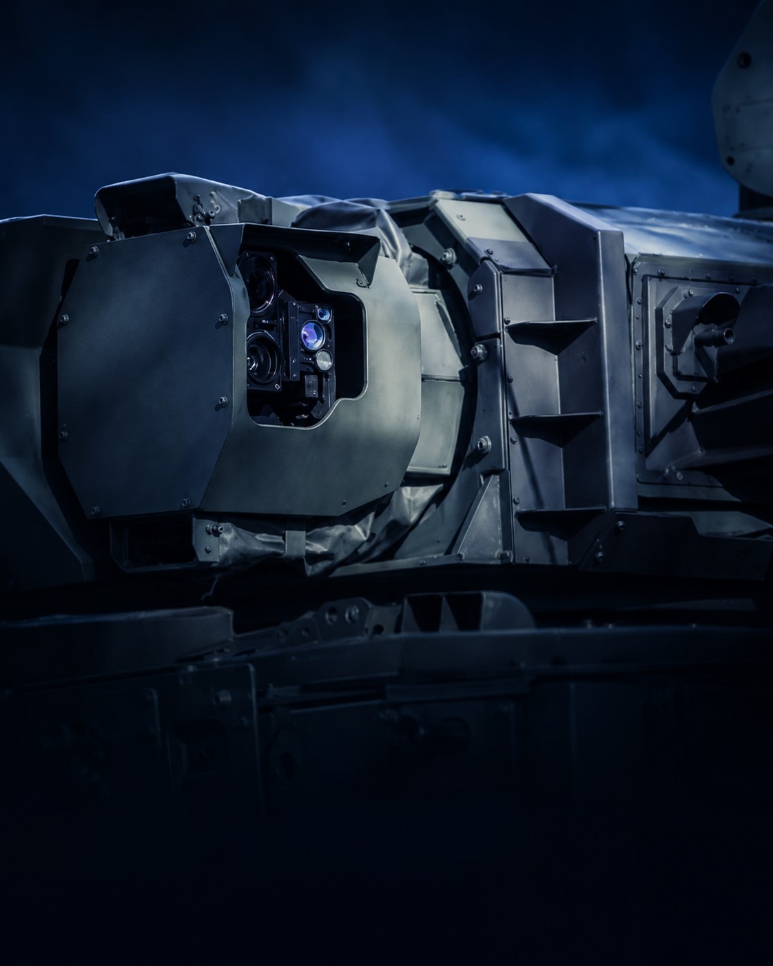 Electro-optical sensor unit on a defence platform, representative application environment for high-performance PEI and PAI components